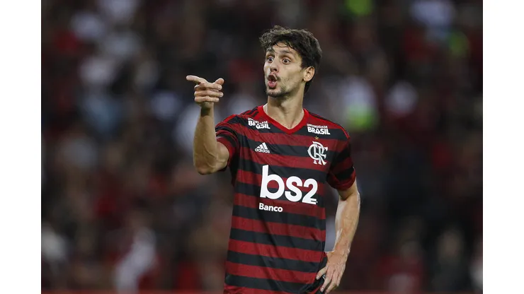 Rodrigo Caio com a camisa do Flamengo - Foto: Wagner Meier/Getty Images)