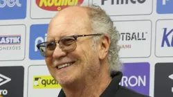 SP - Santos - 20/12/2022 - SANTOS, APRESENTACAO MESSIAS - Messias ao lado do coordenador de futebol Falcao durante sua apresentacao oficial como jogador do Santos em coletiva de imprensa realizada no CT Rei Pele. Foto: Fernanda Luz/AGIF