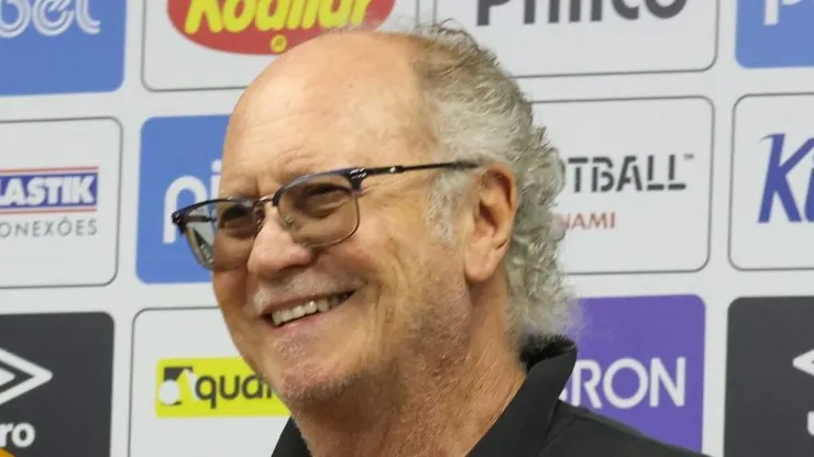 SP - Santos - 20/12/2022 - SANTOS, APRESENTACAO MESSIAS - Messias ao lado do coordenador de futebol Falcao durante sua apresentacao oficial como jogador do Santos em coletiva de imprensa realizada no CT Rei Pele. Foto: Fernanda Luz/AGIF