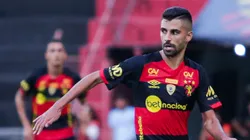 Foto: Rafael Vieira/AGIF - Jorginho, jogador do Sport, durante partida contra o Petrolina no estadio Ilha do Retiro pelo campeonato Pernambucano 2023.