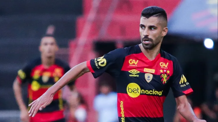 Foto: Rafael Vieira/AGIF - Jorginho, jogador do Sport, durante partida contra o Petrolina no estadio Ilha do Retiro pelo campeonato Pernambucano 2023.