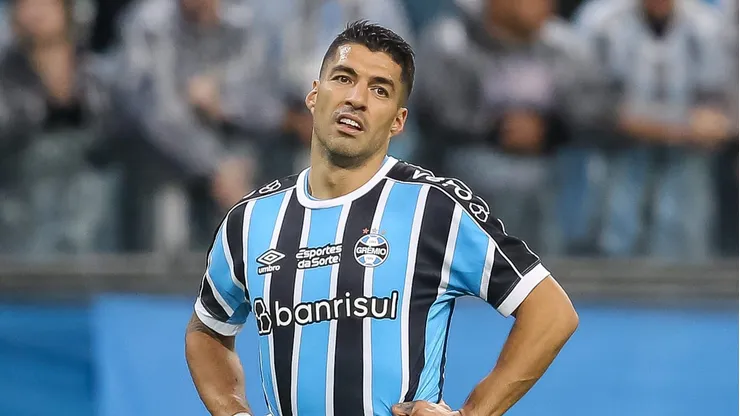 Foto: Pedro H. Tesch/AGIF - Luis Suarez, jogador do Gremio, lamenta chance perdida durante partida contra o Bahia no estadio Arena do Gremio pelo campeonato Copa do Brasil 2023.