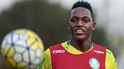 Foto: Ale Cabral/AGIF - Yerry Mina está livre no mercado e aparece como oportunidade no Palmeiras para reforçar a defesa