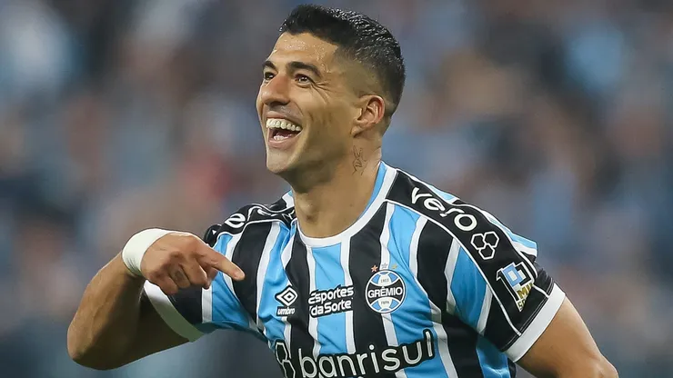 Foto: Pedro H. Tesch/AGIF - Luis Suárez tem contrato em vigor no Grêmio até dezembro de 2024, mas parece que sairá antes do esperado