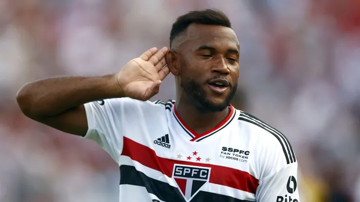 Foto: Thiago Calil/AGIF - Luan, jogador do Sao Paulo, comemora seu gol durante partida contra o Botafogo-SP no estadio Santa Cruz pelo campeonato Paulista 2023.