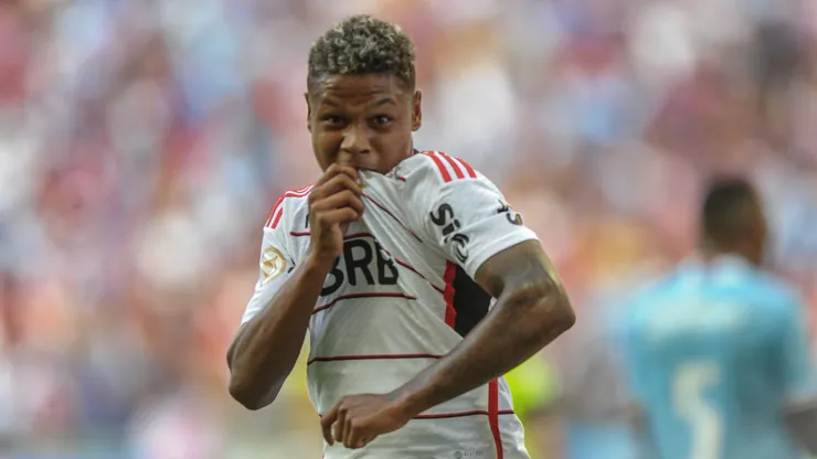 Foto: Jhony Pinho/AGIF - Matheus França, jogador do Flamengo comemora seu gol durante partida contra o Bahia no estadio Arena Fonte Nova pelo campeonato BRASILEIRO A 2023.