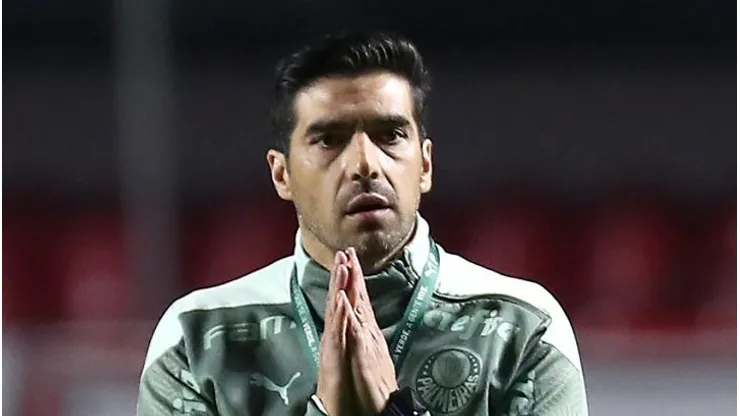 SAO PAULO, BRAZIL - AUGUST 10: Abel Ferreira coach of Palmeiras gestures during a quarter final first leg match between Sao Paulo and Palmeiras as part of Copa CONMEBOL Libertadores 2021 at Morumbi Stadium on August 10, 2021 in Sao Paulo, Brazil. (Photo by Sebastiao Moreira - Pool/Getty Images)