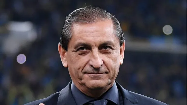 MADRID, SPAIN - DECEMBER 09: Miguel Angel Russo, former manager of Boca Juniors (R) and Ramon Diaz, former manager of River Plate (L) pose for a photo prior to the second leg of the final match of Copa CONMEBOL Libertadores 2018 between Boca Juniors and River Plate at Estadio Santiago Bernabeu on December 9, 2018 in Madrid, Spain. Due to the violent episodes of November 24th at River Plate stadium, CONMEBOL rescheduled the game and moved it out of Americas for the first time in history. (Photo by Laurence Griffiths/Getty Images)