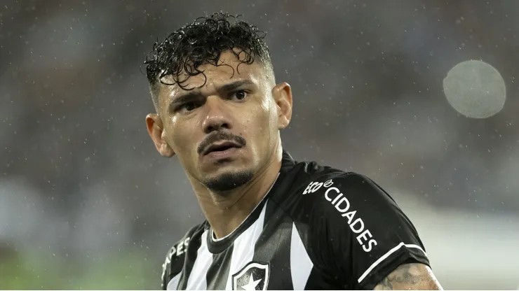 RJ - RIO DE JANEIRO - 02/07/2023 - BRASILEIRO A 2023, BOTAFOGO X VASCO - Tiquinho Soares jogador do Botafogo durante partida contra o Vasco no estadio Engenhao pelo campeonato Brasileiro A 2023. Foto: Jorge Rodrigues/AGIF