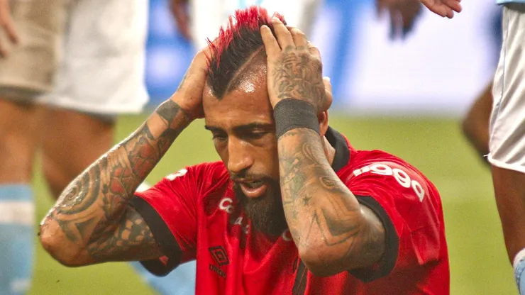 PR - CURITIBA - 16/07/2023 - BRASILEIRO A 2023, ATHLETICO-PR X BAHIA - Arturo Vidal jogador do Athletico-PR lamenta chance perdida durante partida contra o Bahia no estadio Arena da Baixada pelo campeonato Brasileiro A 2023. Foto: Gabriel Machado/AGIF