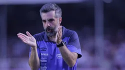 Foto: Ettore Chiereguini/AGIF - Felipe Endres, auxiliar tecnico do Santos, durante partida contra o Sao Paulo no estadio Morumbi pelo campeonato Brasileiro A 2023.