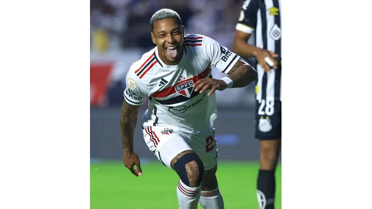 David jogador do São Paulo comemora seu gol durante duelo contra o Santos no Morumbi (Foto: Marcello Zambrana/AGIF)