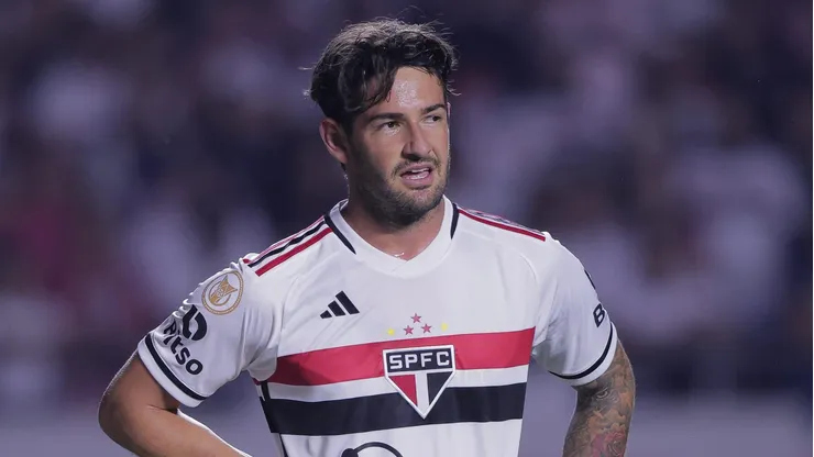 Foto: Ettore Chiereguini/AGIF - Pato, jogador do Sao Paulo, durante partida contra o Santos no estadio Morumbi pelo campeonato Brasileiro A 2023.