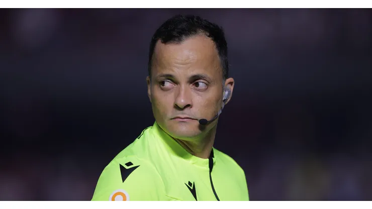 Foto: Ettore Chiereguini/AGIF - Savio Pereira Sampaio teve decisão polêmica no Fla-Flu