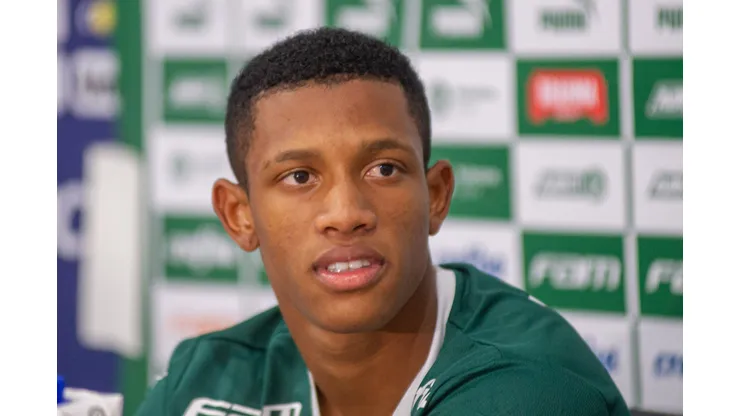 Marcos Zanutto/AGIF. Palmeiras demonstra interesse em volante que atua na Espanha para vaga deixada por Danilo