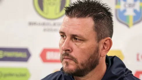 Thiago Kosloski, técnico do Coritiba, durante entrevista antes da partida contra o America-MG no Couto Pereira pelo Brasileirão 2023. Foto: Robson Mafra/AGIF