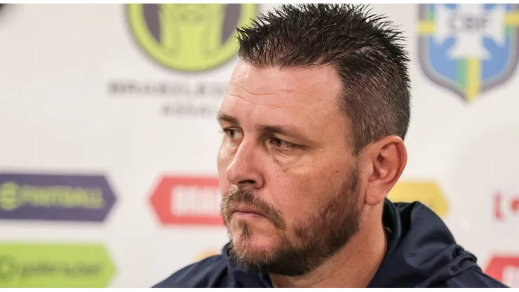 Thiago Kosloski, técnico do Coritiba, durante entrevista antes da partida contra o America-MG no Couto Pereira pelo Brasileirão 2023. Foto: Robson Mafra/AGIF
