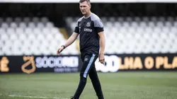 Foto: Abner Dourado/AGIF- Paulo Turra tenta solucionar problema defensivo