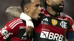 RJ - Rio de Janeiro - 28/02/2023 - RECOPA SUL-AMERICANA, FLAMENGO X INDEPENDIENTE DEL VALLE - Matheus Goncalves e Gabi jogadores do Flamengo durante partida contra o Independiente del Valle no estadio Maracana pelo campeonato Recopa Sul-americana 2023. Foto: Jorge Rodrigues/AGIF