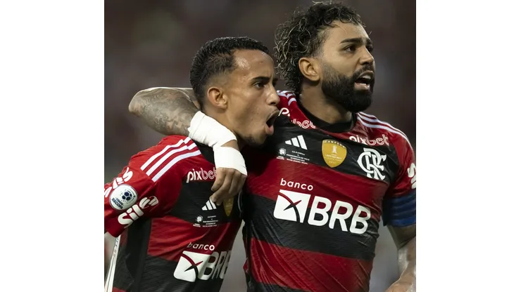 RJ - Rio de Janeiro - 28/02/2023 - RECOPA SUL-AMERICANA, FLAMENGO X INDEPENDIENTE DEL VALLE - Matheus Goncalves e Gabi jogadores do Flamengo durante partida contra o Independiente del Valle no estadio Maracana pelo campeonato Recopa Sul-americana 2023. Foto: Jorge Rodrigues/AGIF