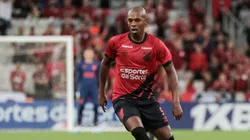 Fernandinho, do Athletico-PR, durante partida contra o FC Cascavel no estadio Arena da Baixada pelo Paranaense 2023. Foto: Robson Mafra/AGIF