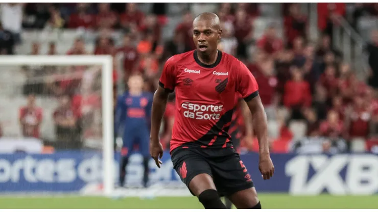 Fernandinho, do Athletico-PR, durante partida contra o FC Cascavel no estadio Arena da Baixada pelo Paranaense 2023. Foto: Robson Mafra/AGIF