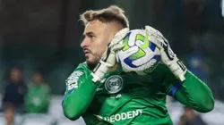 Gabriel Vasconcelos, goleiro do Coritiba, durante partida contra o Vasco no Couto Pereira pelo Brasileirão 2023. Foto: Robson Mafra/AGIF