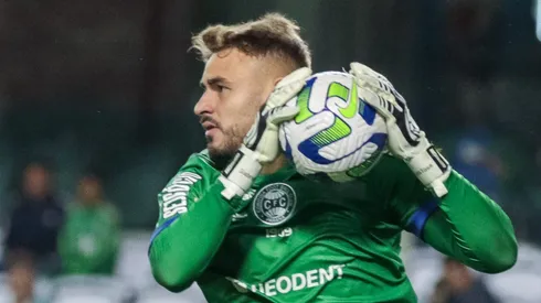 Gabriel Vasconcelos, goleiro do Coritiba, durante partida contra o Vasco no Couto Pereira pelo Brasileirão 2023. Foto: Robson Mafra/AGIF