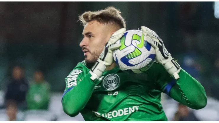 Gabriel Vasconcelos, goleiro do Coritiba, durante partida contra o Vasco no Couto Pereira pelo Brasileirão 2023. Foto: Robson Mafra/AGIF