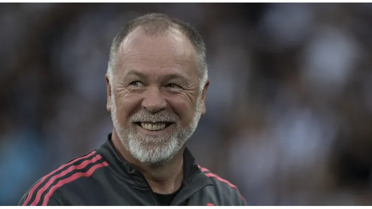 Mano Menezes, técnico do Internacional, durante partida contra o Botafogo no Nilton Santos pelo Brasileirão 2022. Foto: Jorge Rodrigues/AGIF