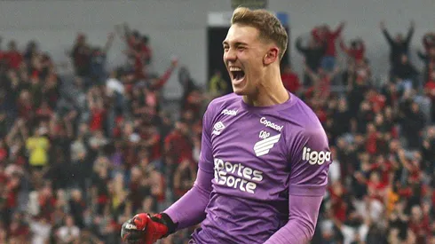 Leo Linck, goleiro do Athletico-PR, durante partida contra o Palmeiras na Arena da Baixada pelo Brasileirão 2023. Foto: Gabriel Machado/AGIF