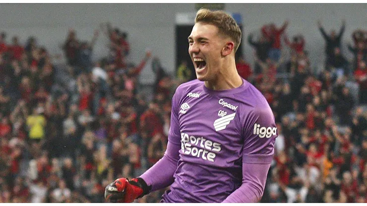 Leo Linck, goleiro do Athletico-PR, durante partida contra o Palmeiras na Arena da Baixada pelo Brasileirão 2023. Foto: Gabriel Machado/AGIF