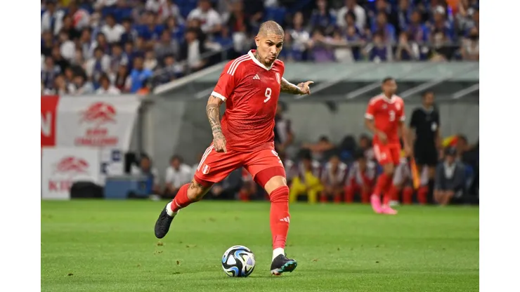 Paolo Guerrero em ação pela Seleção Peruana em junho de 2023 - Foto: Kenta Harada/Getty Images