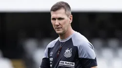 SP - SANTOS - 09/07/2023 - BRASILEIRO A 2023, SANTOS X GOIAS - Paulo Turra tecnico do Santos durante partida contra o Goias no estadio Vila Belmiro pelo campeonato Brasileiro A 2023. Foto: Abner Dourado/AGIF