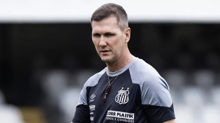 SP - SANTOS - 09/07/2023 - BRASILEIRO A 2023, SANTOS X GOIAS - Paulo Turra tecnico do Santos durante partida contra o Goias no estadio Vila Belmiro pelo campeonato Brasileiro A 2023. Foto: Abner Dourado/AGIF