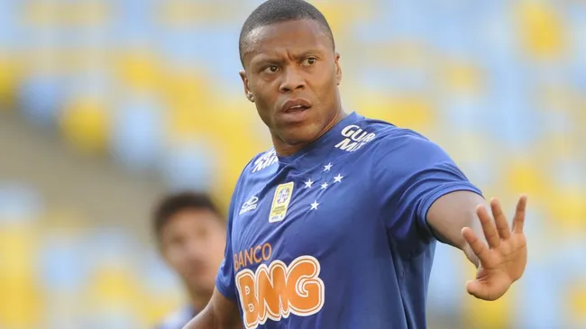 Foto: DANIEL RAMALHO/AGIF – Julio Baptista foi bicampeão brasileiro com o Cruzeiro