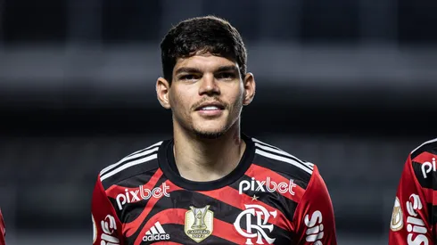 SP - SANTOS - 25/06/2023 - BRASILEIRO A 2023, SANTOS X FLAMENGO - Ayrton Lucas jogador do Flamengo durante partida contra o Santos no estadio Vila Belmiro pelo campeonato BRASILEIRO A 2023. Foto: Abner Dourado/AGIF