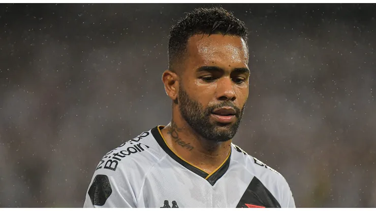 Alex Teixeira, do Vasco, durante partida contra o Botafogo no Nilton Santos pelo Brasileirão 2023. Foto: Thiago Ribeiro/AGIF