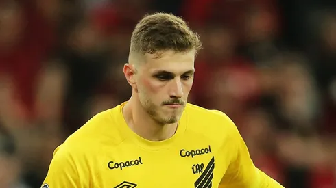 Photo by Heuler Andrey/Getty Images - Bento chama a atenção do Benfica