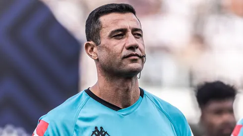 SP - SANTOS - 23/04/2023 - BRASILEIRO A 2023, SANTOS X ATLETICO-MG - O arbitro Braulio da Silva Machado durante partida entre Santos e Atletico-MG no estadio Vila Belmiro pelo campeonato BRASILEIRO A 2023. Foto: Abner Dourado/AGIF