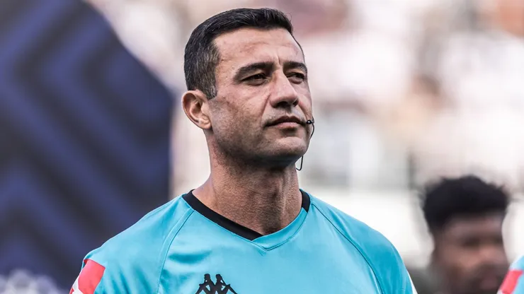 SP - SANTOS - 23/04/2023 - BRASILEIRO A 2023, SANTOS X ATLETICO-MG - O arbitro Braulio da Silva Machado durante partida entre Santos e Atletico-MG no estadio Vila Belmiro pelo campeonato BRASILEIRO A 2023. Foto: Abner Dourado/AGIF