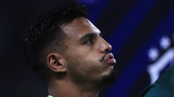 Foto: Ettore Chiereguini/AGIF - Gabriel Menino não agradou a Abel e deve perder vaga para Richard Ríos em jogo contra o São Paulo