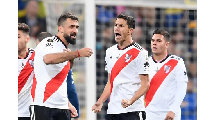 Foto: Getty Images - Lucas Pratto (à esquerda) foi contatado pelo Santos e pode reforçar time de Paulo Turra