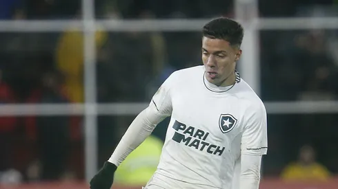 Foto: Vitor Silva/Botafogo - Carlos Alberto em ação na partida