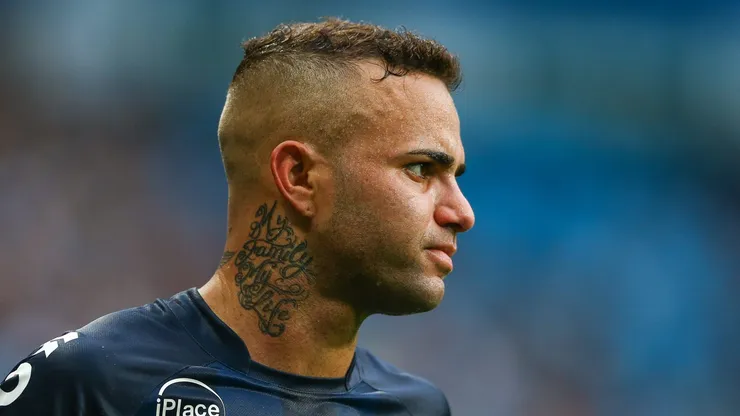 PORTO ALEGRE, BRAZIL - SEPTEMBER 01: Luan of Gremio during the match between Gremio and Botafogo as part of Brasileirao Series A 2018, at Arena do Gremio on September 1, 2018 in Porto Alegre, Brazil. (Photo by Lucas Uebel/Getty Images)