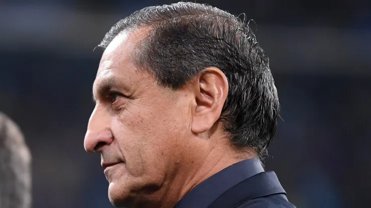 MADRID, SPAIN - DECEMBER 09: Ramon Diaz, former manager of River Plate looks on in front of Miguel Angel Russo, former manager of Boca Juniors ahead of the second leg of the final match of Copa CONMEBOL Libertadores 2018 between Boca Juniors and River Plate at Estadio Santiago Bernabeu on December 09, 2018 in Madrid, Spain. Due to the violent episodes of November 24th at River Plate stadium, CONMEBOL rescheduled the game and moved it out of Americas for the first time in history. (Photo by Laurence Griffiths/Getty Images)