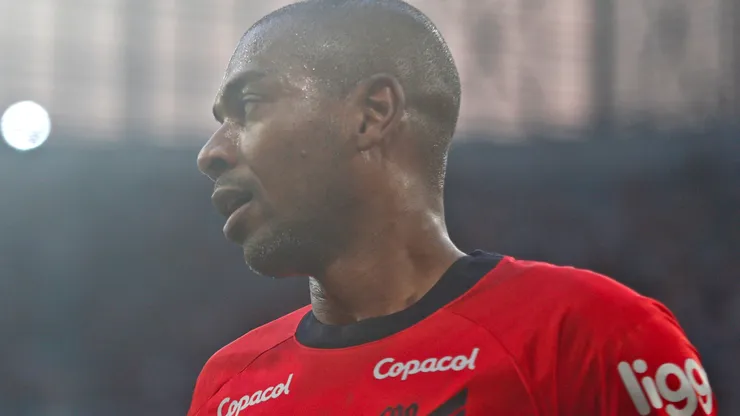 Foto: Gabriel Machado/AGIF - Fernandinho: volante do Athletico reclamou de arbitragem contra o Flamengo