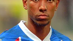 Kanu, jogador do Bahia durante execução do hino nacional antes da partida contra o Grêmio (Foto: Walmir Cirne/AGIF)