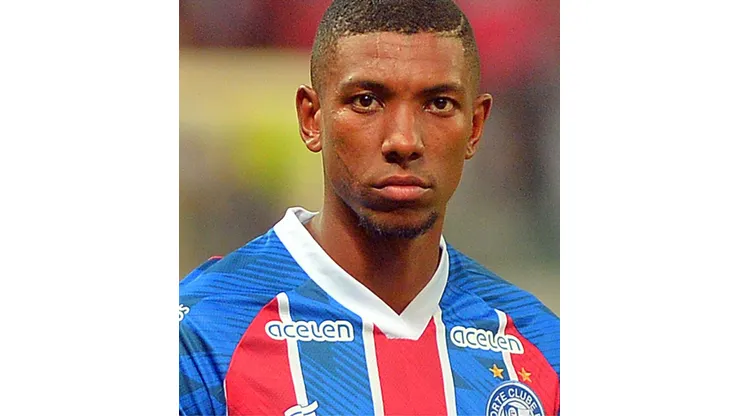 Kanu, jogador do Bahia durante execução do hino nacional antes da partida contra o Grêmio (Foto: Walmir Cirne/AGIF)