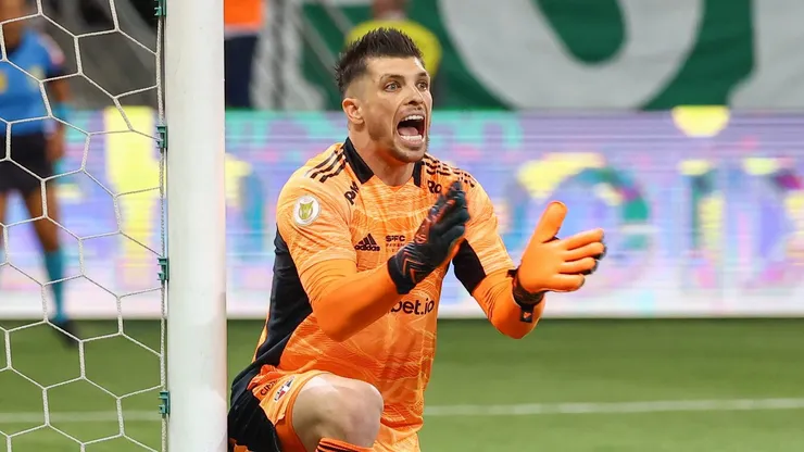 Foto: Marcello Zambrana/AGIF - Tiago Volpi, ex-goleiro do Sao Paulo, durante partida contra o Palmeiras no estadio Arena Allianz Parque pelo campeonato Brasileiro A 2021.
